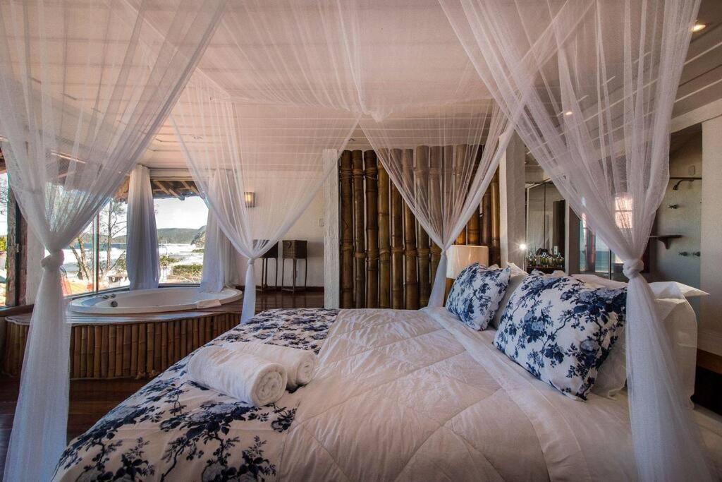 Incrível Mansão Pé na Areia de Geribá com Cinco Suítes Por Luxury Rentals