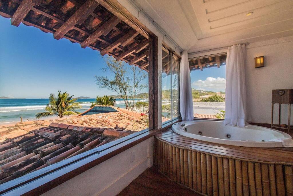 Incrível Mansão Pé na Areia de Geribá com Cinco Suítes Por Luxury Rentals