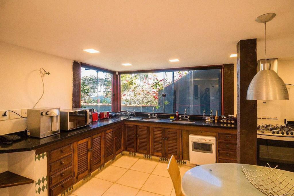 Incrível Mansão Pé na Areia de Geribá com Cinco Suítes Por Luxury Rentals