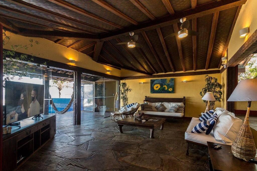 Incrível Mansão Pé na Areia de Geribá com Cinco Suítes Por Luxury Rentals