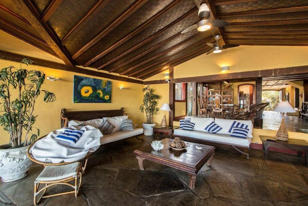 Incrível Mansão Pé na Areia de Geribá com Cinco Suítes Por Luxury Rentals