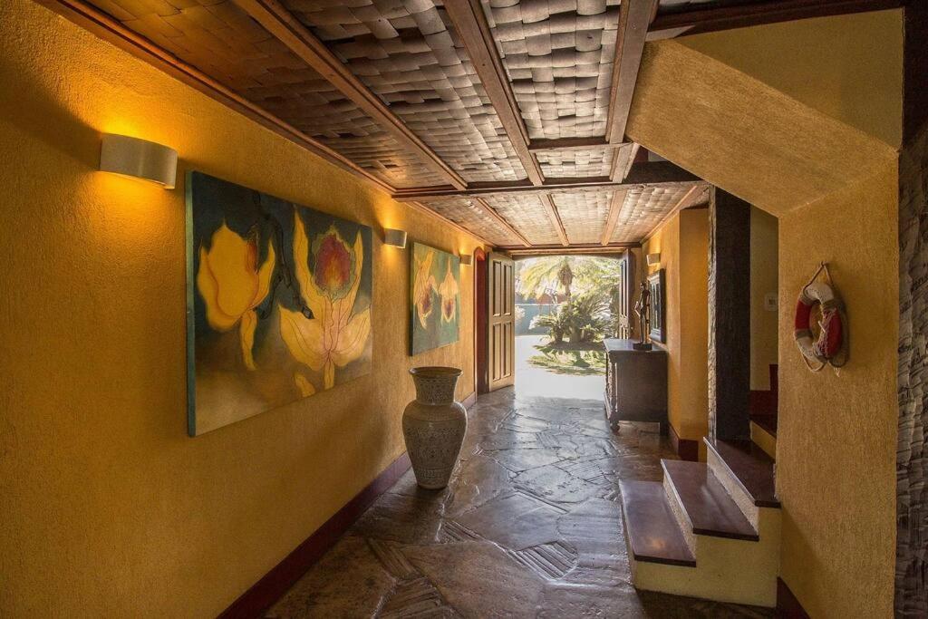 Incrível Mansão Pé na Areia de Geribá com Cinco Suítes Por Luxury Rentals