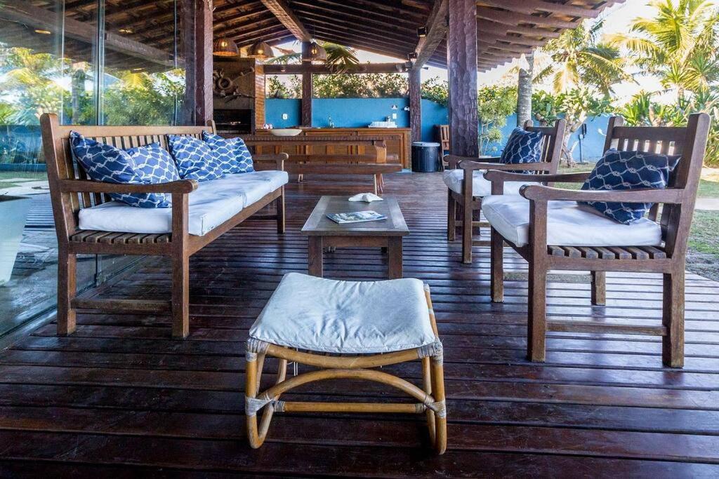Incrível Mansão Pé na Areia de Geribá com Cinco Suítes Por Luxury Rentals