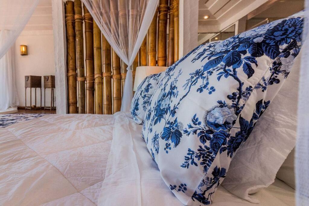 Incrível Mansão Pé na Areia de Geribá com Cinco Suítes Por Luxury Rentals