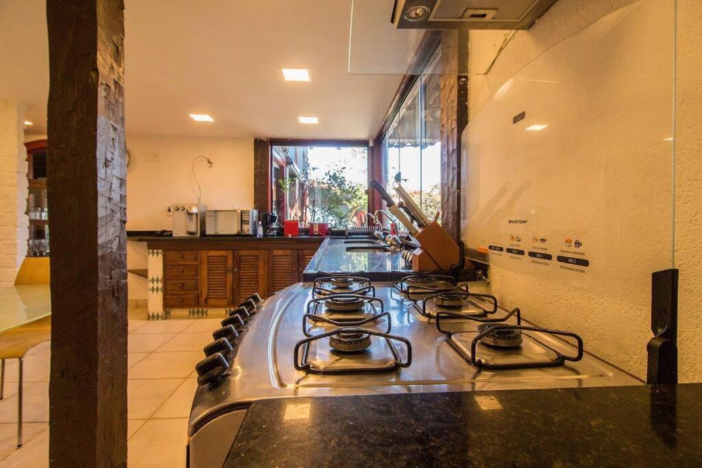 Incrível Mansão Pé na Areia de Geribá com Cinco Suítes Por Luxury Rentals