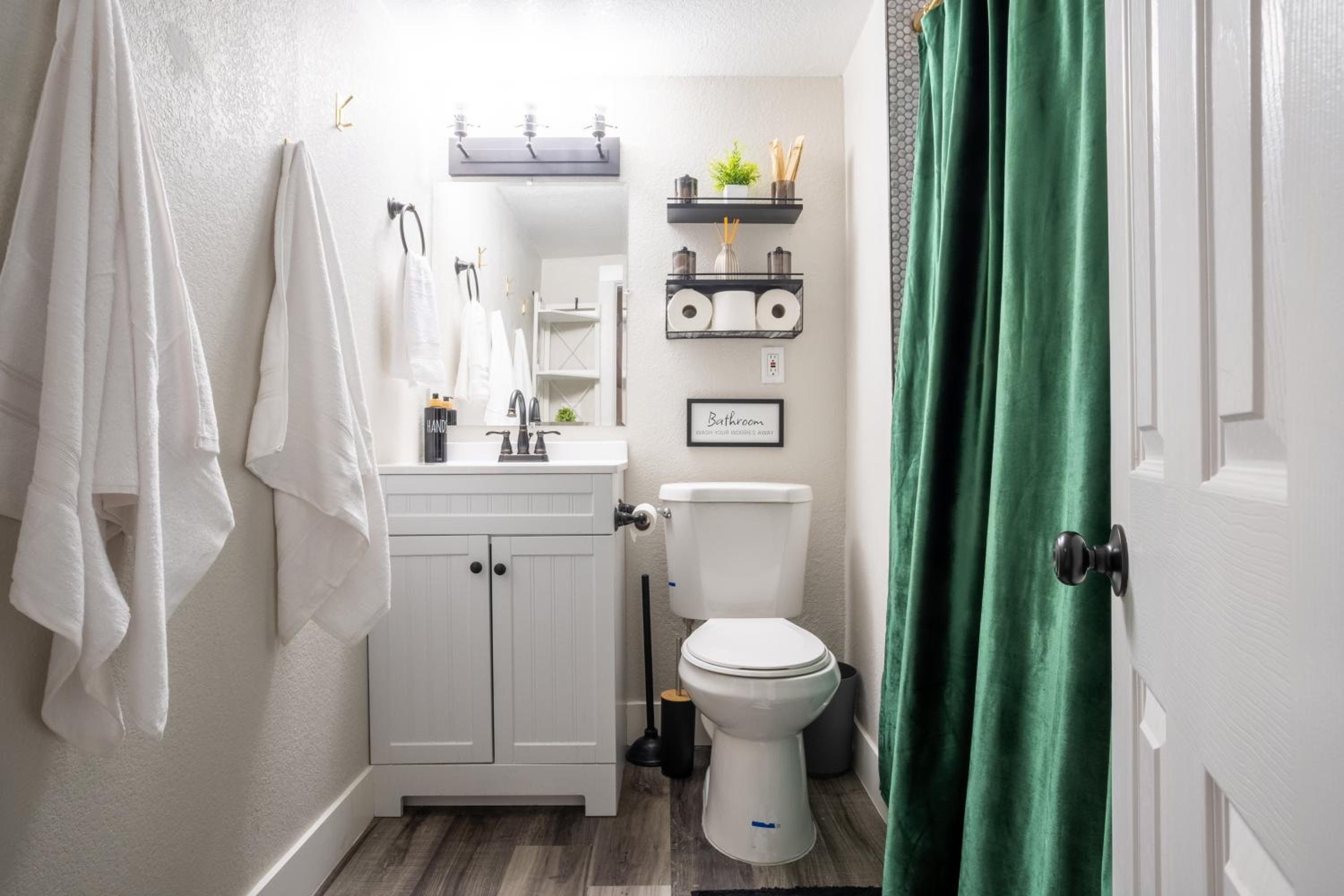 Rocky Mountain Haven-Modern 2BD, 1BA Basement Retreat in Lakewood - Property Image 4