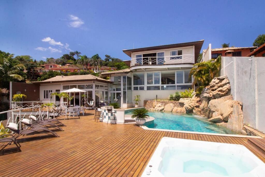 Mansão frente Praia Ferradura por Luxury Rentals