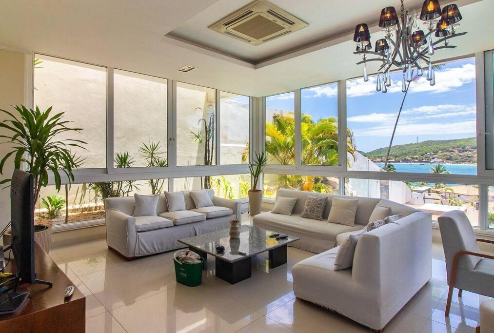 Mansão frente Praia Ferradura por Luxury Rentals