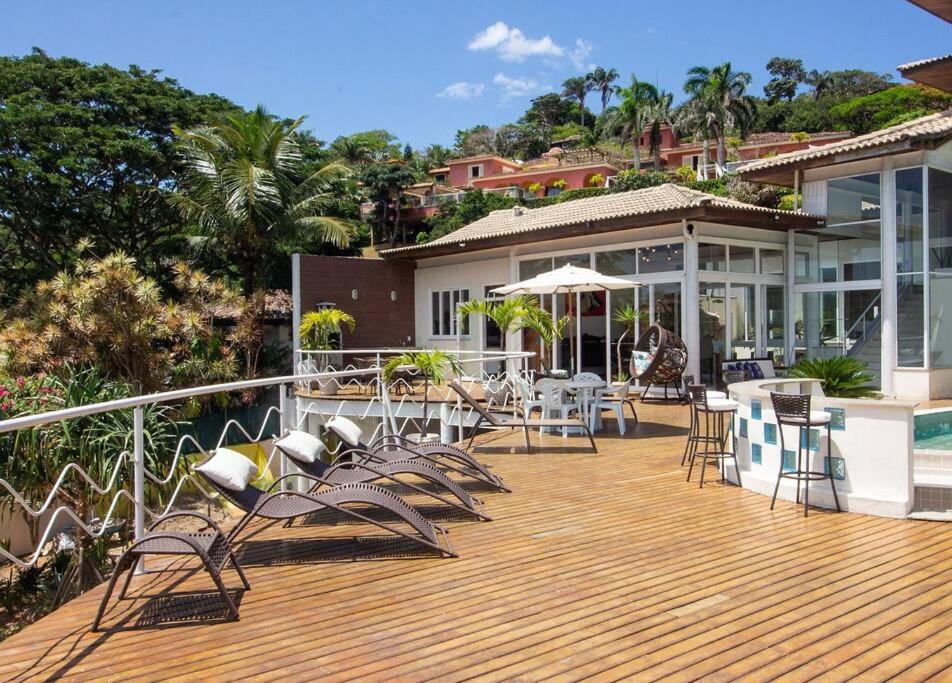 Mansão frente Praia Ferradura por Luxury Rentals