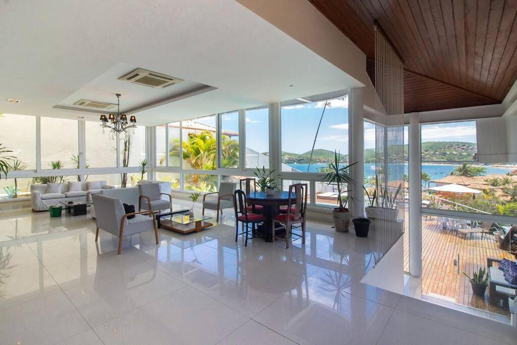 Mansão frente Praia Ferradura por Luxury Rentals