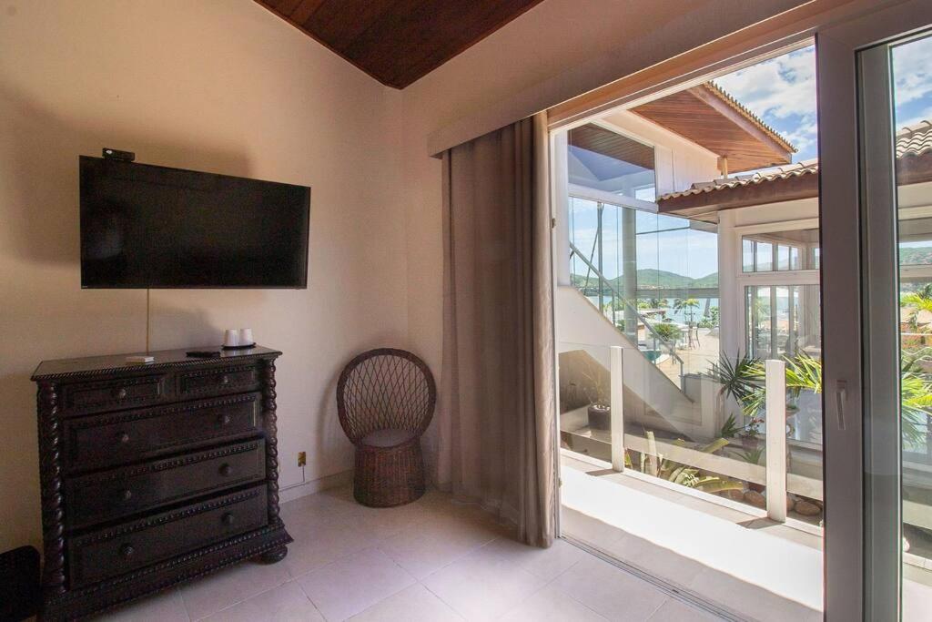 Mansão frente Praia Ferradura por Luxury Rentals