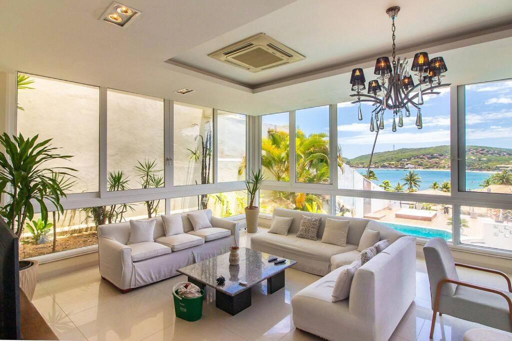 Mansão frente Praia Ferradura por Luxury Rentals
