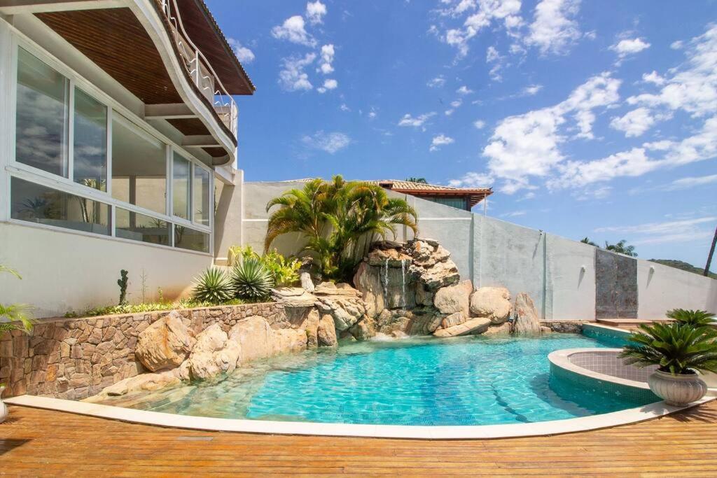 Mansão frente Praia Ferradura por Luxury Rentals