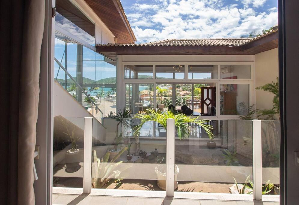 Mansão frente Praia Ferradura por Luxury Rentals