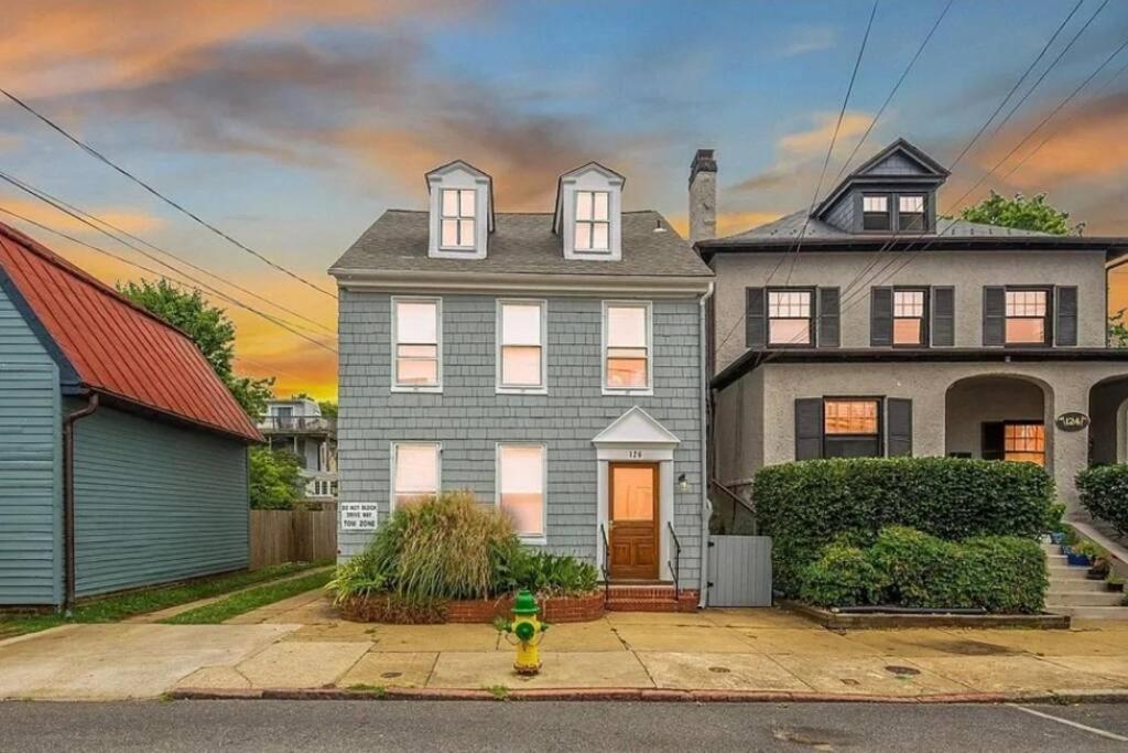 Hotel Annapolis Escape Steps to Harbor backs to Gate 1 - Image 1