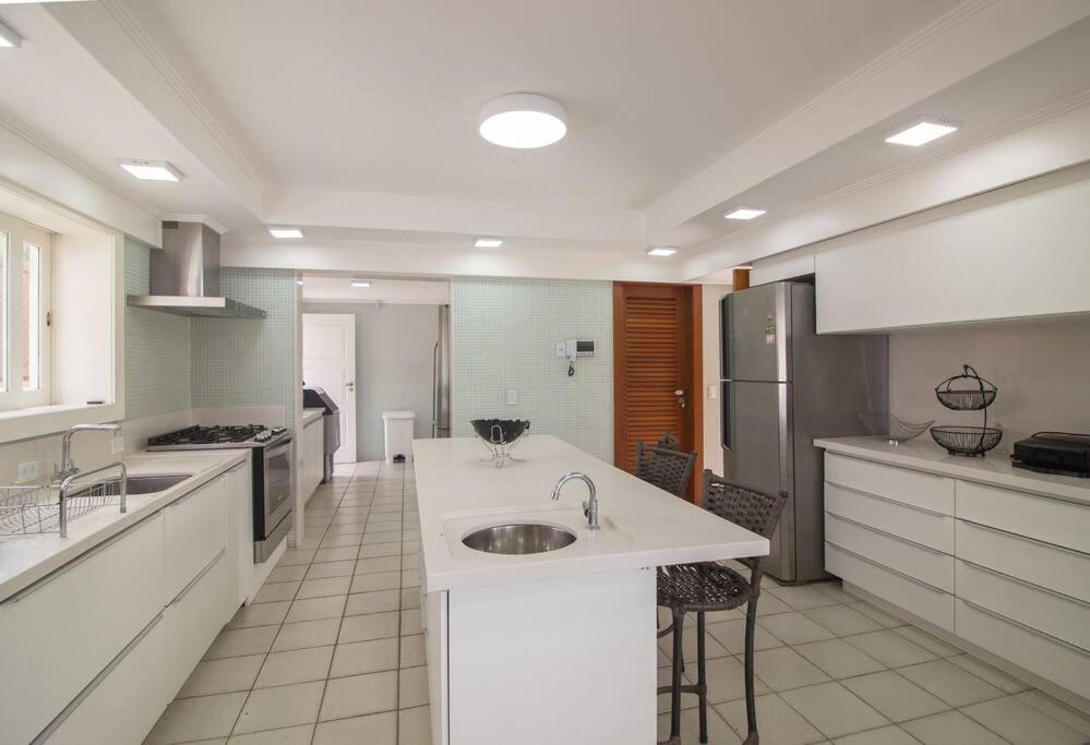 Mansão Pé na Areia da Ferradura Por Luxury Rentals