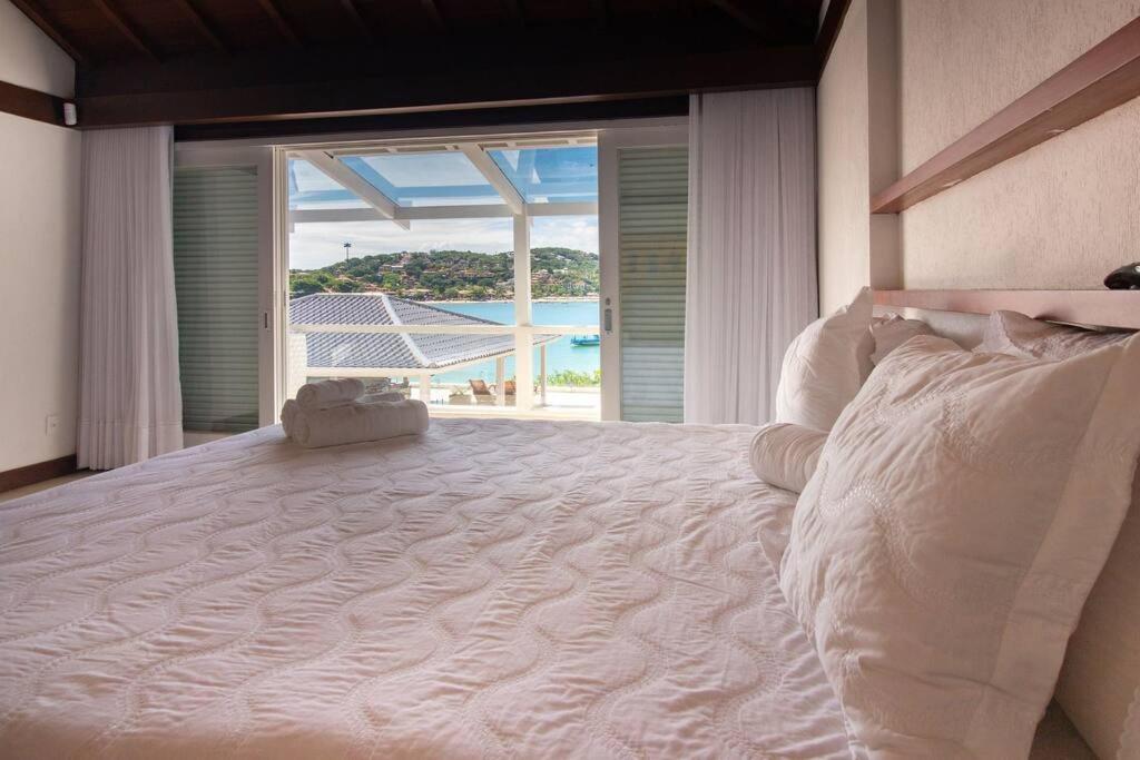 Mansão Pé na Areia da Ferradura Por Luxury Rentals