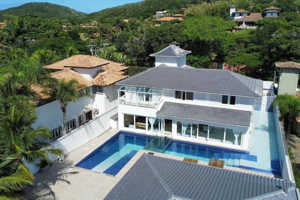 Mansão Pé na Areia da Ferradura Por Luxury Rentals