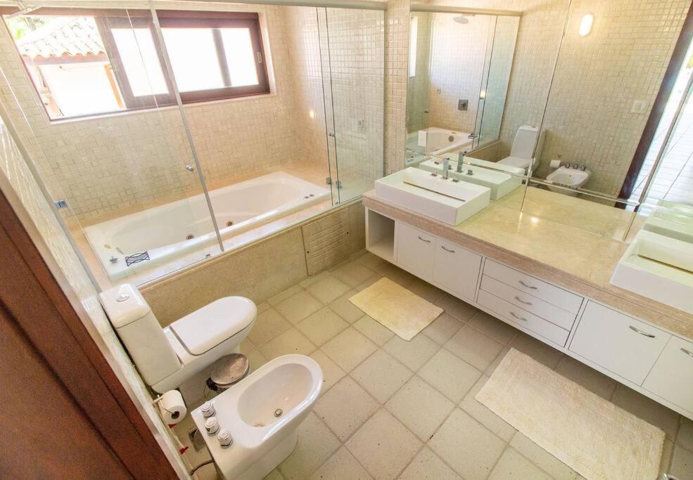 Mansão Pé na Areia da Ferradura Por Luxury Rentals