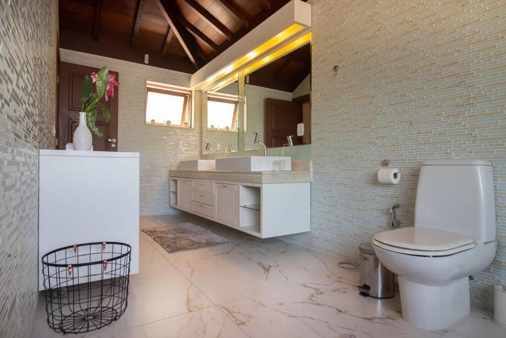 Mansão Pé na Areia da Ferradura Por Luxury Rentals