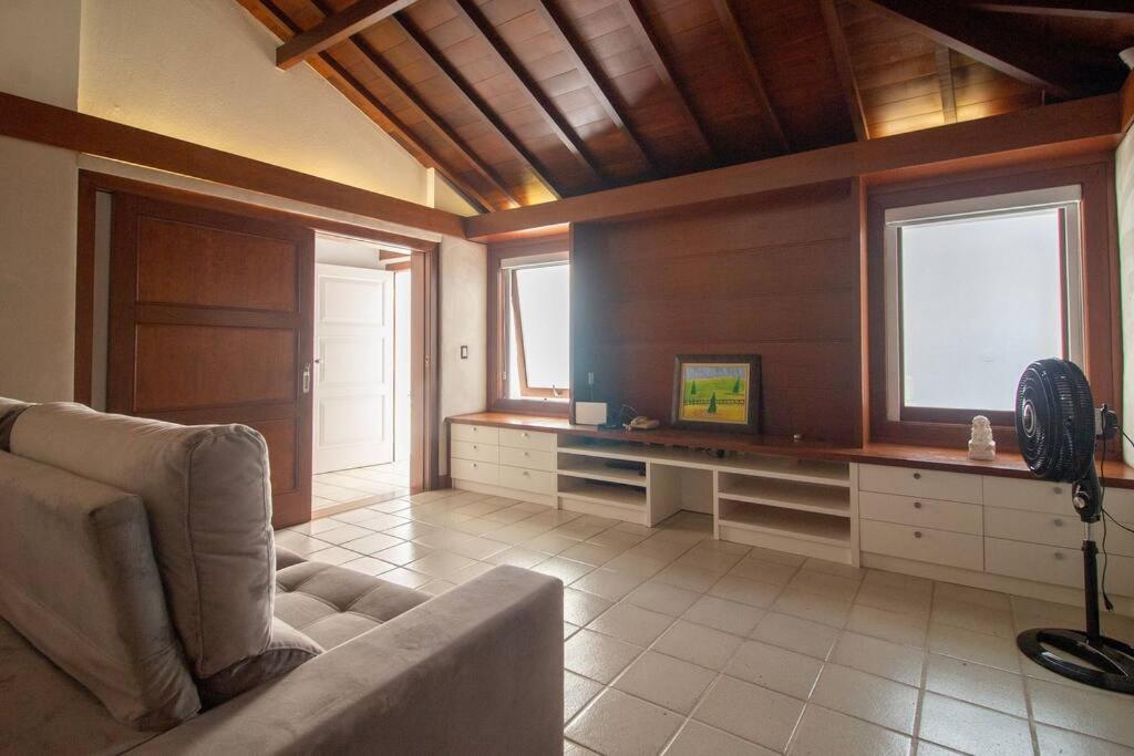 Mansão Pé na Areia da Ferradura Por Luxury Rentals