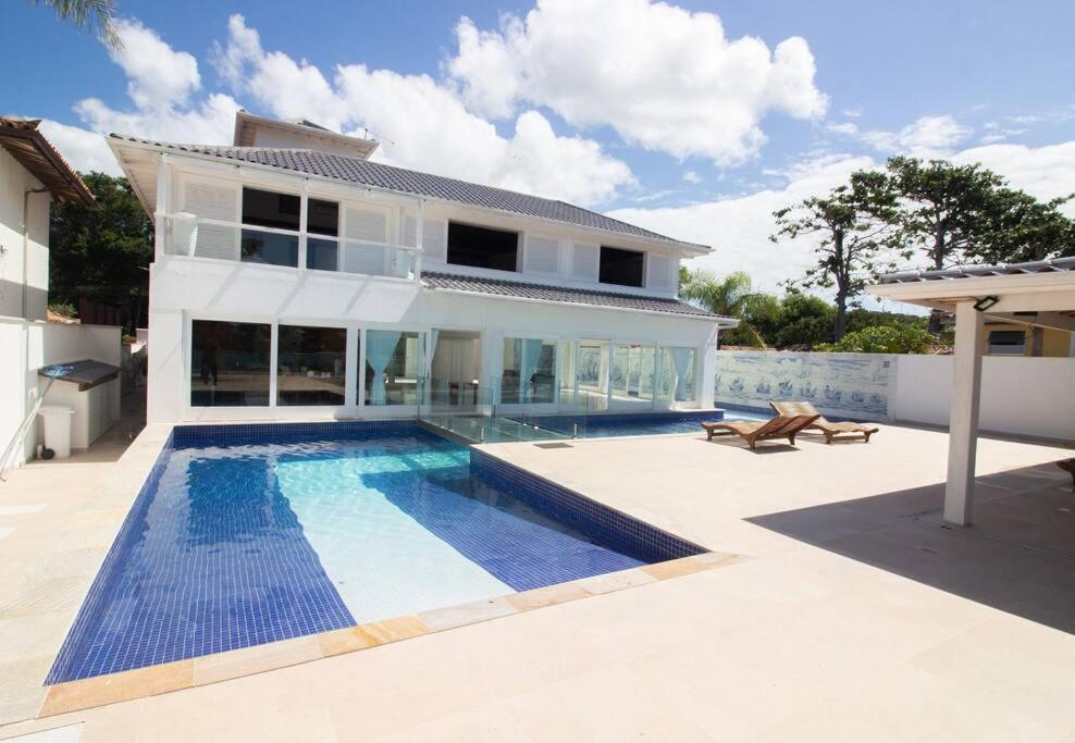 Mansão Pé na Areia da Ferradura Por Luxury Rentals