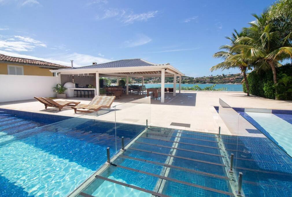 Mansão Pé na Areia da Ferradura Por Luxury Rentals