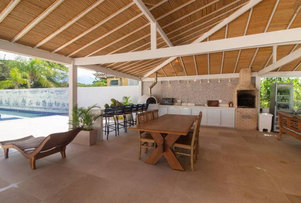Mansão Pé na Areia da Ferradura Por Luxury Rentals