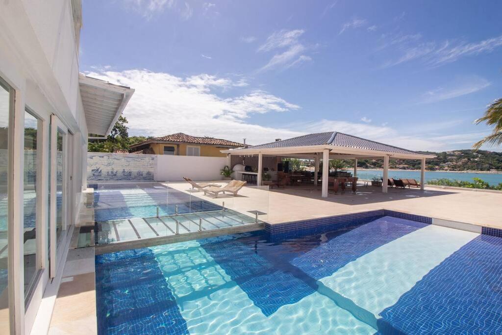 Mansão Pé na Areia da Ferradura Por Luxury Rentals