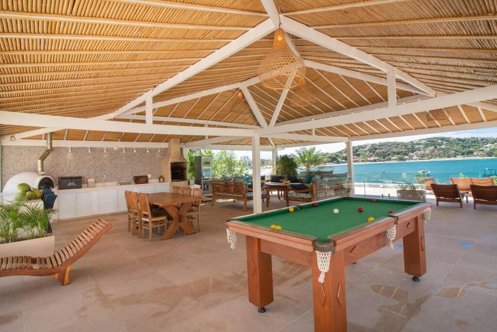 Mansão Pé na Areia da Ferradura Por Luxury Rentals