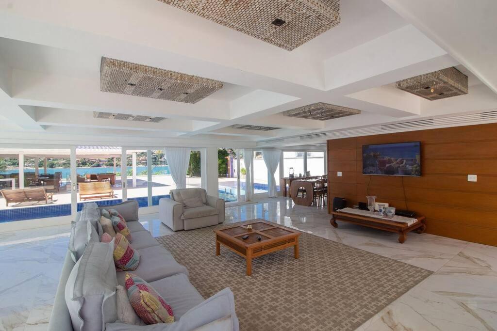 Mansão Pé na Areia da Ferradura Por Luxury Rentals