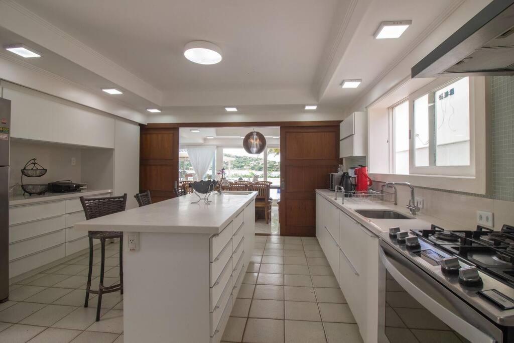 Mansão Pé na Areia da Ferradura Por Luxury Rentals