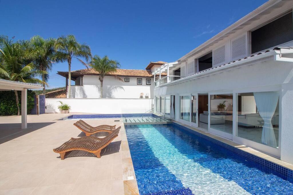 Mansão Pé na Areia da Ferradura Por Luxury Rentals