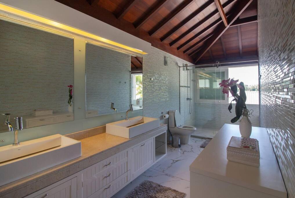 Mansão Pé na Areia da Ferradura Por Luxury Rentals
