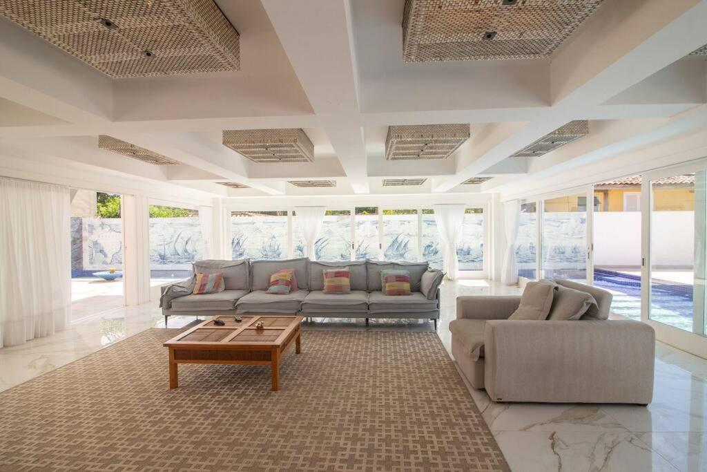 Mansão Pé na Areia da Ferradura Por Luxury Rentals
