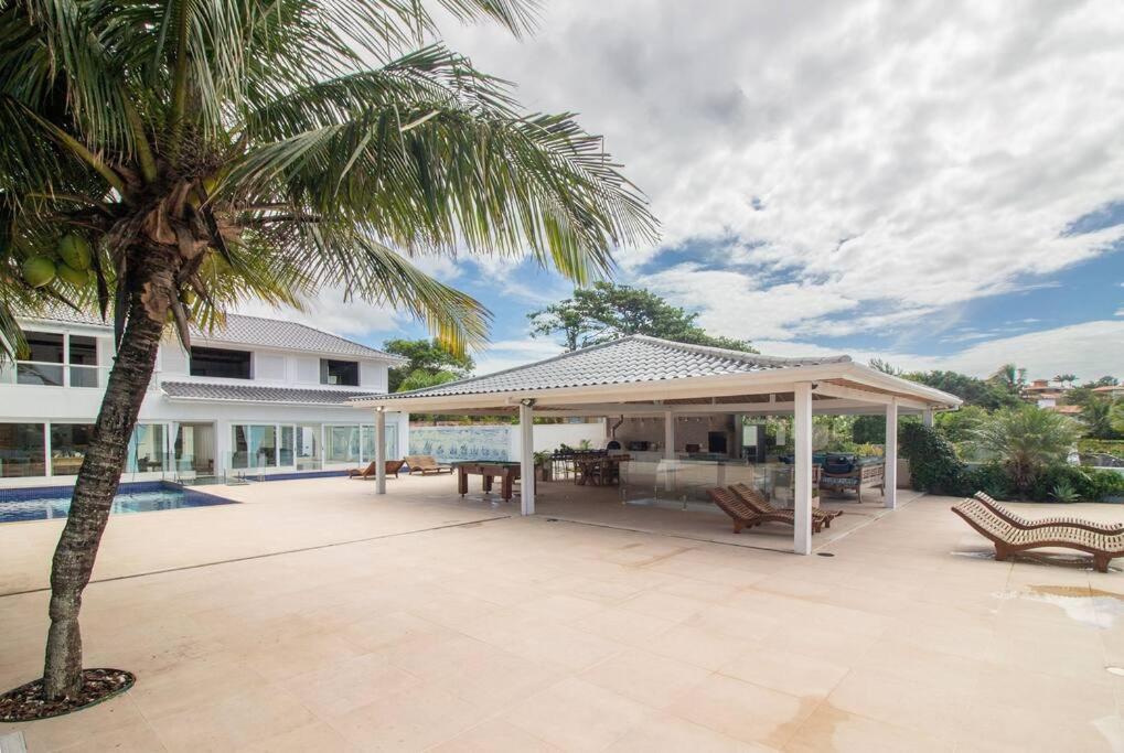 Mansão Pé na Areia da Ferradura Por Luxury Rentals