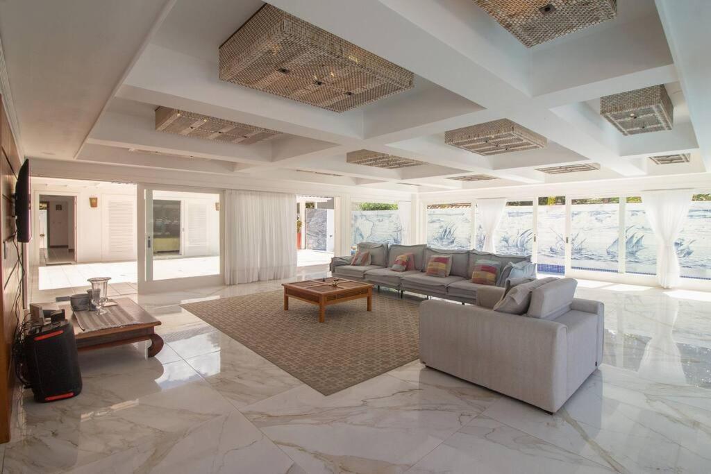 Mansão Pé na Areia da Ferradura Por Luxury Rentals