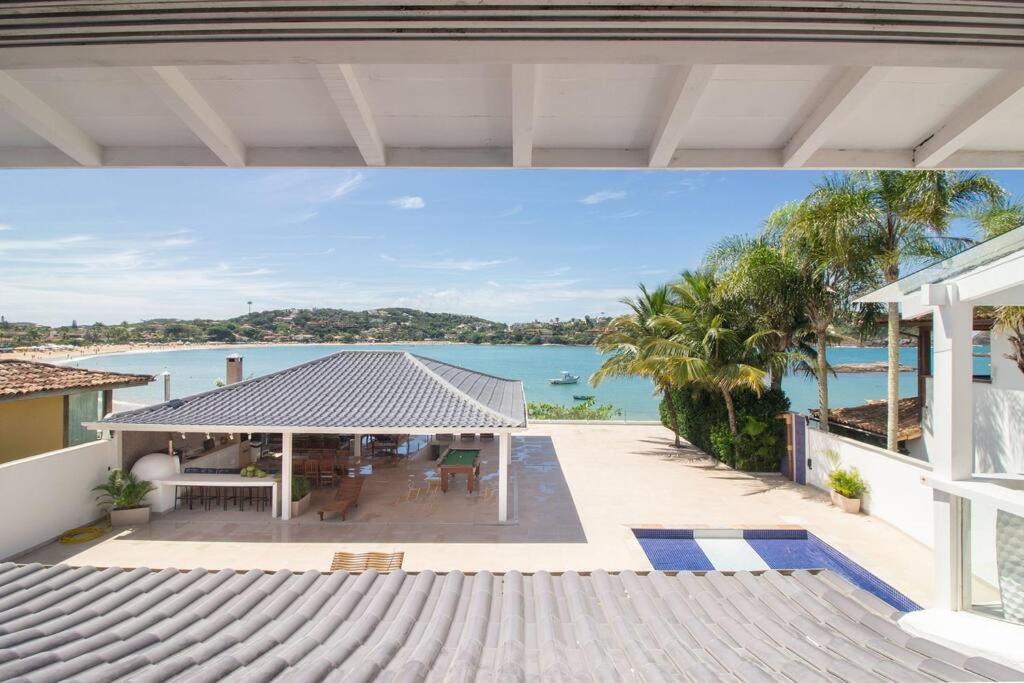 Mansão Pé na Areia da Ferradura Por Luxury Rentals