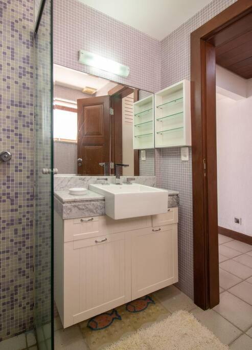 Mansão Pé na Areia da Ferradura Por Luxury Rentals