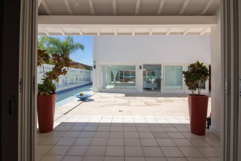 Mansão Pé na Areia da Ferradura Por Luxury Rentals