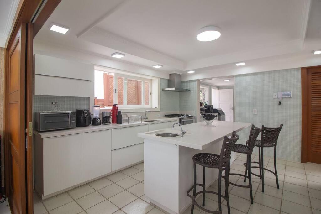 Mansão Pé na Areia da Ferradura Por Luxury Rentals
