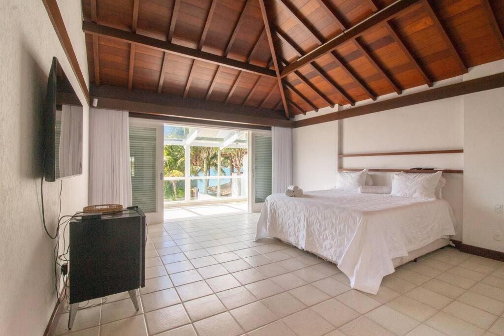 Mansão Pé na Areia da Ferradura Por Luxury Rentals
