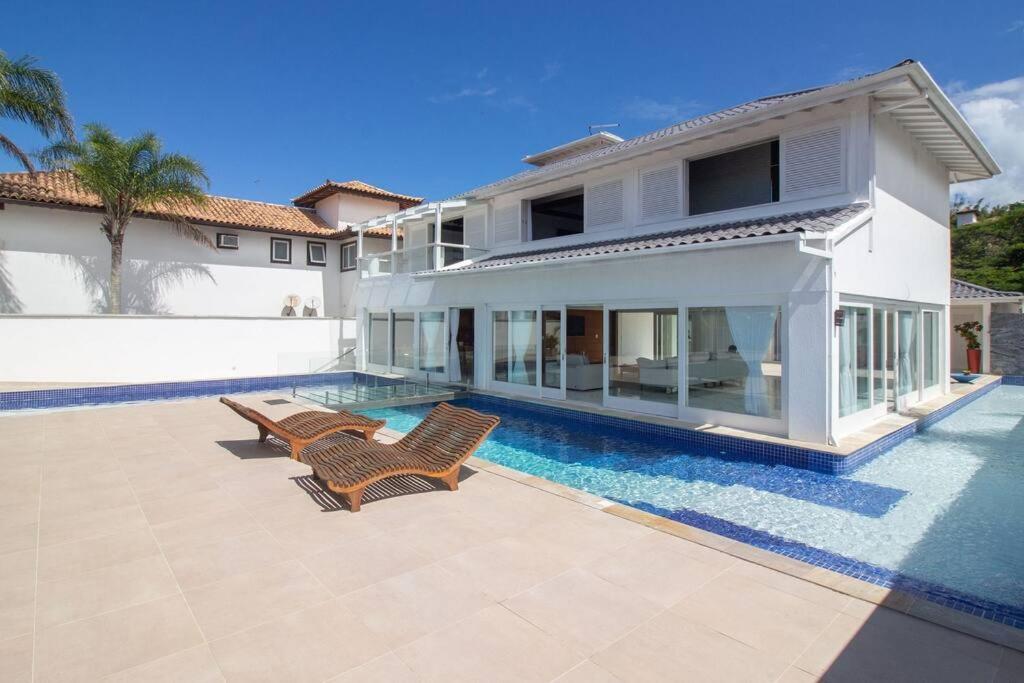 Mansão Pé na Areia da Ferradura Por Luxury Rentals
