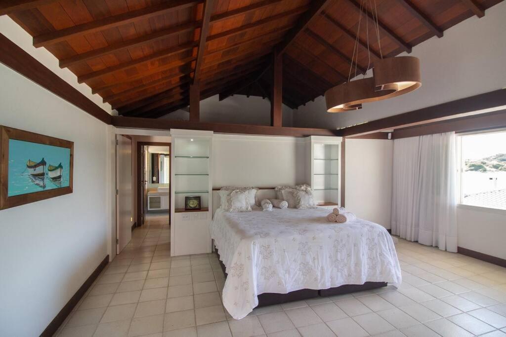 Mansão Pé na Areia da Ferradura Por Luxury Rentals