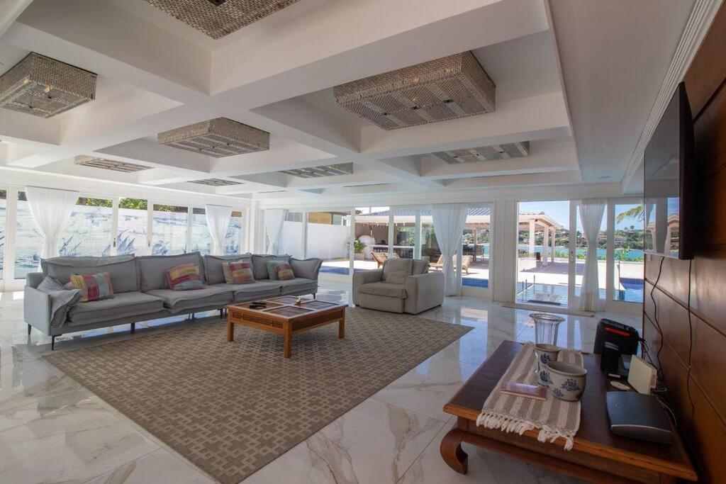 Mansão Pé na Areia da Ferradura Por Luxury Rentals