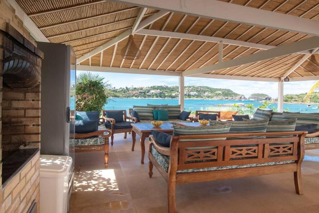 Mansão Pé na Areia da Ferradura Por Luxury Rentals