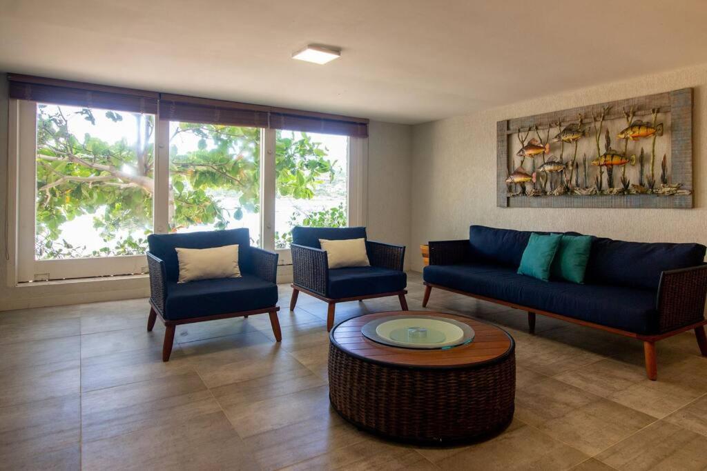 Mansão Pé na Areia da Ferradura Por Luxury Rentals