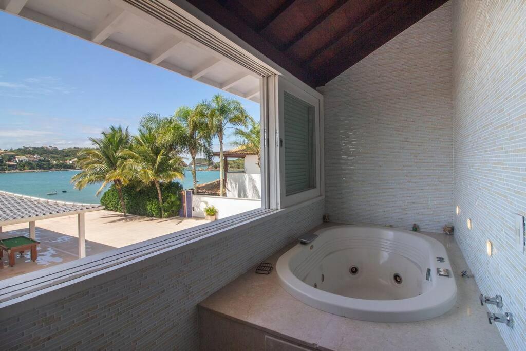 Mansão Pé na Areia da Ferradura Por Luxury Rentals