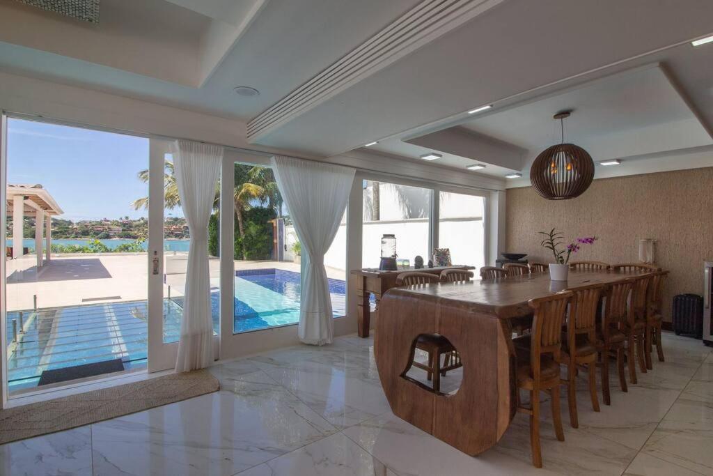 Mansão Pé na Areia da Ferradura Por Luxury Rentals