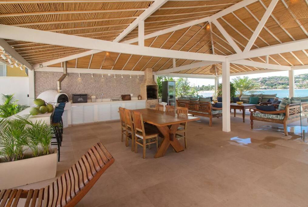 Mansão Pé na Areia da Ferradura Por Luxury Rentals